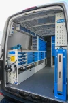 02_Linke Wand des Sprinter mit Werkbank mit Schraubstock und verschiedenen Aufbewahrungslösungen