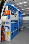 02_Linke Wand des Trafic mit Regalen und Metallschubladen, Zubehör und Ladungssicherungssystemen von Syncro