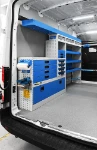 02_Linke Wand des Transit mit Arbeitsbereich und verschiedenen Behältern von Syncro