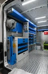 02_Linke Wand des Transit mit Arbeitsbereich und Werkzeug- und Kleinteilekoffern