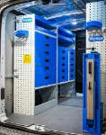 02_Linke Wand des Transit mit Metallschubladen, Regalwannen, Bodenfächern