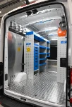 02_Linke Wand des Transit mit Schubladen, Regalwannen, Ladungssicherungssystemen von Syncro