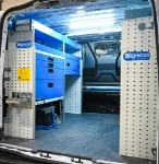 02_Linke Wand des Transporter L1H1 mit ausziehbarem Schraubstockhalter, Ecoflow auf Halterahmen