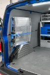 02_Linke Wand des Transporter L1H1 mit Ladungssicherungssystemen und abnehmbarer Laderampe
