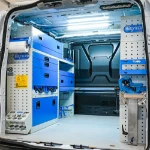 02_Linke Wand des Transporter mit Schubladen, Regalwannen, Kofferauszügen