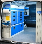 02_Linke Wand des Vito mit Schubladen, Regalwannen und ausziehbarem Schraubstockhalter