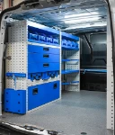 02_Linke Wand des Volkswagen Transporter eines Sanitär- und Heizungsinstallateurs mit Schubladen, Regalwannen, Kofferfixierung