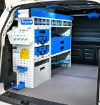 02_Linke Wand des VW ID Buzz mit von Syncro System eingerichtetem Lagerbereich