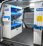 02_Linke Wand des VW Transporter mit Fachböden, Regalwannen und Kofferfixierung