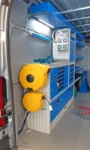 02_Linke Wand im Fiat Ducato mit Kabeln, Schaltkasten, Arbeitsfläche, Kabeltrommel und Schlauchrolle