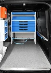 02_Linke Wand im Ford Custom mit Ladungssicherungssystemen, Schubladen und Regalwannen