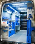 02_Linke Wand im MAN TGE mit perfekt ausgestattetem und beleuchtetem Arbeitsplatz