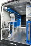 02_Linke Wand im Man Tge mit Werkbank, Schubladen und Regalwannen