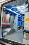 02_Linke Wand im Man Tge mit Zubehör für die Ladungssicherung, Schubladen und Regalwannen