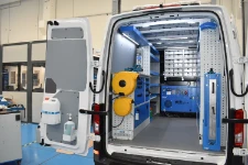 02_Linke Wand im VW Crafter mit Werkstattecke, Werkbank und Zubehör