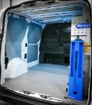 02_Linke Wand mit elektroverzinkter und vorlackierter Verkleidung im Volkswagen Transporter