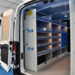 02_Speziell für die Einrichtung zum Transport von Friseurbedarf angepasste Fachböden