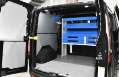 02_Syncro Verkleidung der Wände und des Bodens im Ford Custom