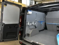 02_Vivaro mit Ladungssicherungssystemen für Waren und Material