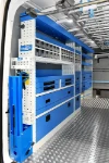 02_Volkswagen Crafter mit Schubladen, Regalwannen und Schraubstockhalter von Syncro
