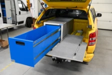 02_Vom Heck ausziehbare lange, geräumige Schublade von Syncro für den Pick-up