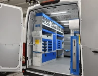 02_Von Syncro eingerichtete linke Wand des Daily mit durchsichtigen Kunststoffschubladen