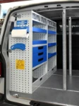 02_Von Syncro System mit Schubladen, Regalen und Spannstangen eingerichteter Transporter