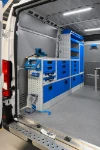 02_Werkbank, Schraubstock, Schubladen und Regale von Syncro an der linken Wand des Boxer L2H2