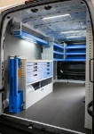 02_Werkbank und klappbarer Schraubstockhalter in der mobilen Werkstatt an Bord des Renault Master