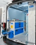 02_Werkbank und Schraubstockhalter an der linken Wand des Transit