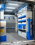 03_Als Lager eingerichtete rechte Wand des Ducato mit Regalwannen und herausnehmbaren Kleinteilebehältern