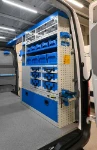 03a_Rechte Wand des Sprinter mit Kofferauszügen und ausziehbarem Schraubstockhalter