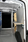 03a_Rechte Wand des Transit mit aufgeklapptem Klapptisch
