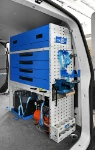 03_Ausziehbarer Schraubstockhalter, Schubladen, Ecoflow und Kompressor im Transporter