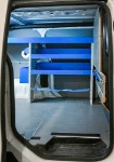 03_Blick durch die Schiebetür auf die Hilfsmittel zur Ladungssicherung im Expert eines Bauunternehmens 