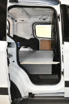 03_Blick durch die Seitentür des Courier