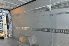 03_Detail des Schadens an der linken Wandverkleidung