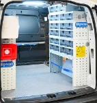 03_Durchsichtige Kleinteilebehälter im Ford Connect eines Sanitär- und Heizungsinstallateurs