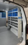 03_Durchsichtige Kleinteilebehälter über die ganze Wand im Volkswagen Transporter für Kaffeemaschinen