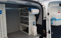 03_Durchsichtige Kunststoffschubladen an der rechten Wand des Doblò und Reinigungszubehör