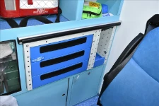 03_Einrichtungselement Syncro Ultra mit Schubladen und Regal im bereits eingerichteten Rettungswagen