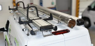 03_Ford Connect mit Leiterträger und zwei Laderohren auf dem Dach