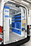 03_Ford Transit mit ausziehbarem Schraubstockhalter und durchsichtigen Kleinteilebehältern von Syncro