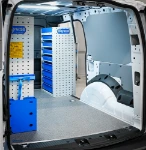 03_Freie rechte Wand im Caddy mit Modul an der Schiebetür