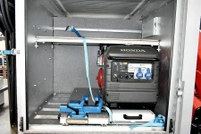 03_Generator und Schraubstock auf einem von Syncro eingerichteten Lkw  