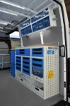 03_Große Werkbank an der rechten Seitenwand des Daily
