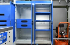 03_Innenraum der nach Maß ausgestatteten Fahrzeugschränke an Bord des Ducato L3H2