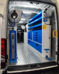 03_Iveco Daily mit Schubladen und Regalwannen