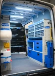 03_Klappbarer Schraubstockhalter, durchsichtige Schubladen, Metallschubladen und Bodenfächer im MAN TGE
