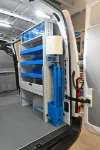 03_Klappbarer Schraubstockhalter, Putzrollenhalter und Möbel an der rechten Wand des Master
